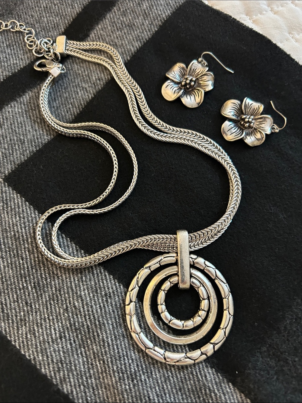 Chicos Concentric Circle Pendant Necklace with Floral Earrings